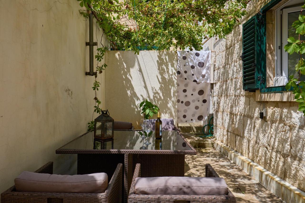 Just A Step To The Old City Gates Dubrovnik Exterior foto